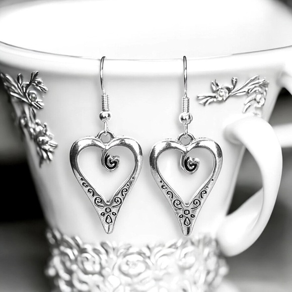 5 For $25💫Silver Groovy Heart Hippie Gypsy Dangles Earrings - Picture 1 of 4